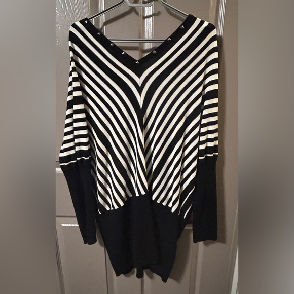 EUC Peter Nygard Sweater - Picture 2 of 3